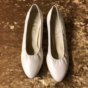 Selby Comfort Flex - Cream Leather Pumps - 8.5